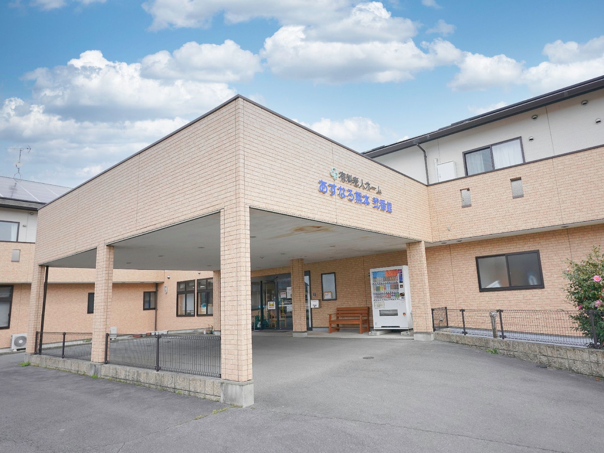 手すりが設置された介護施設の玄関