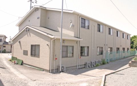 ２階建ての建物の外観写真。ファーストビレッジの外観