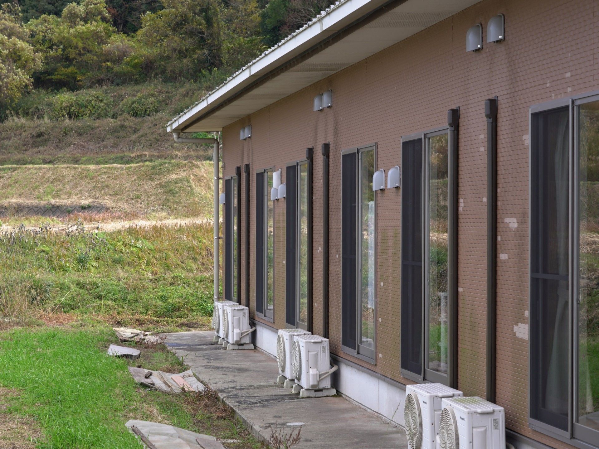 自然に囲まれた建物の外観