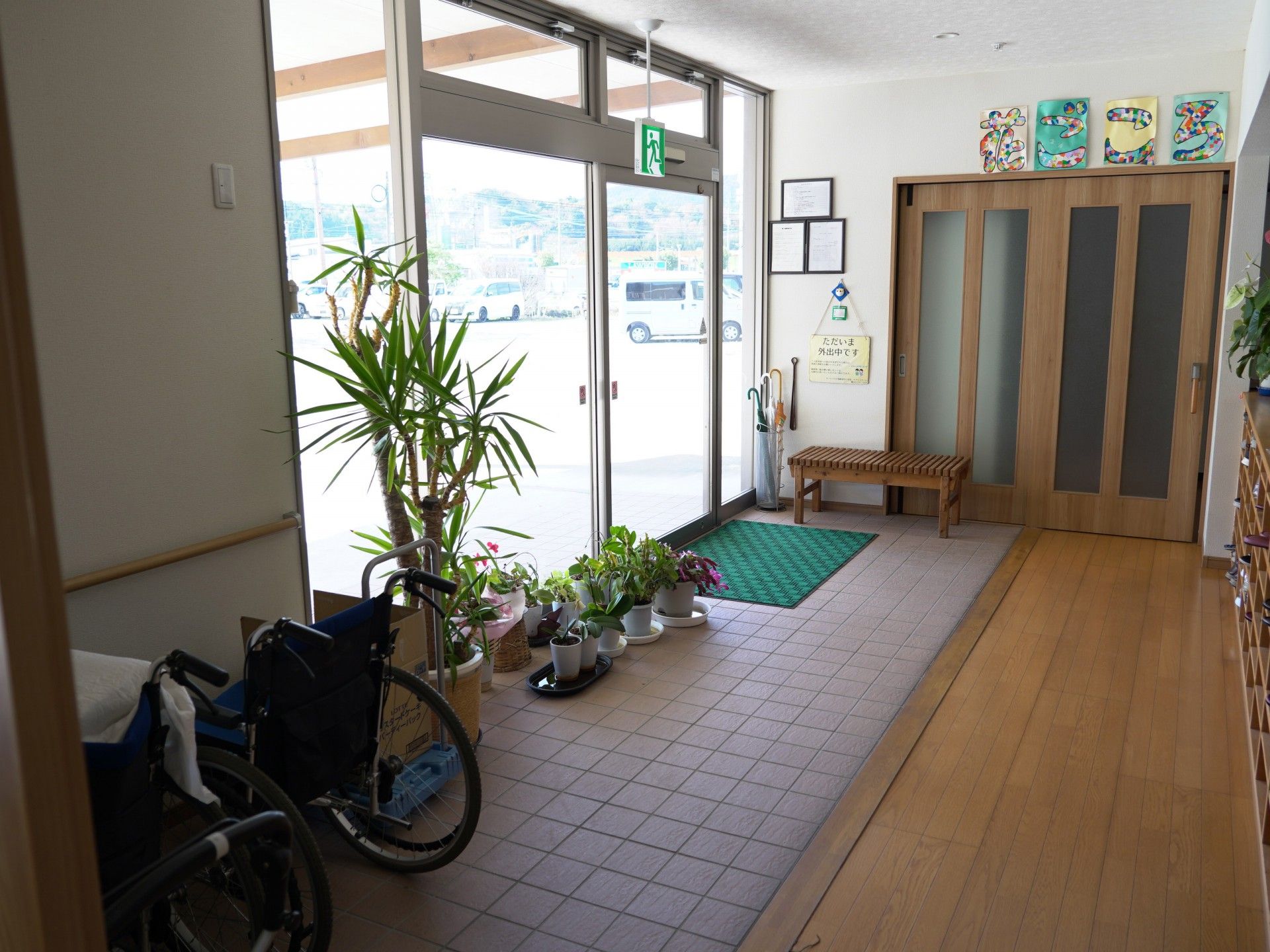 車椅子と植物のある玄関