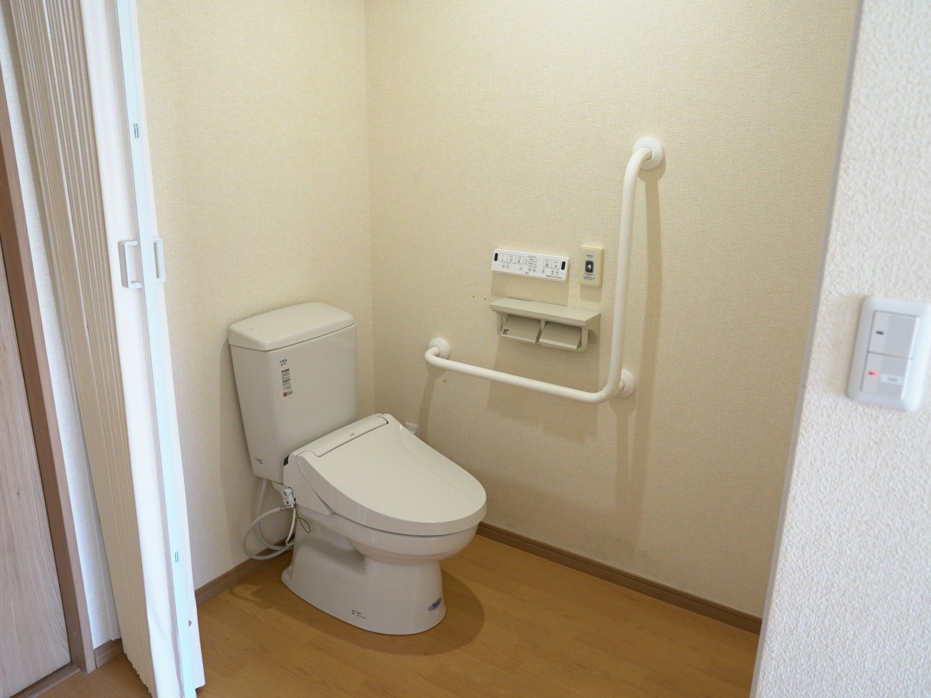 手すり付きのトイレ