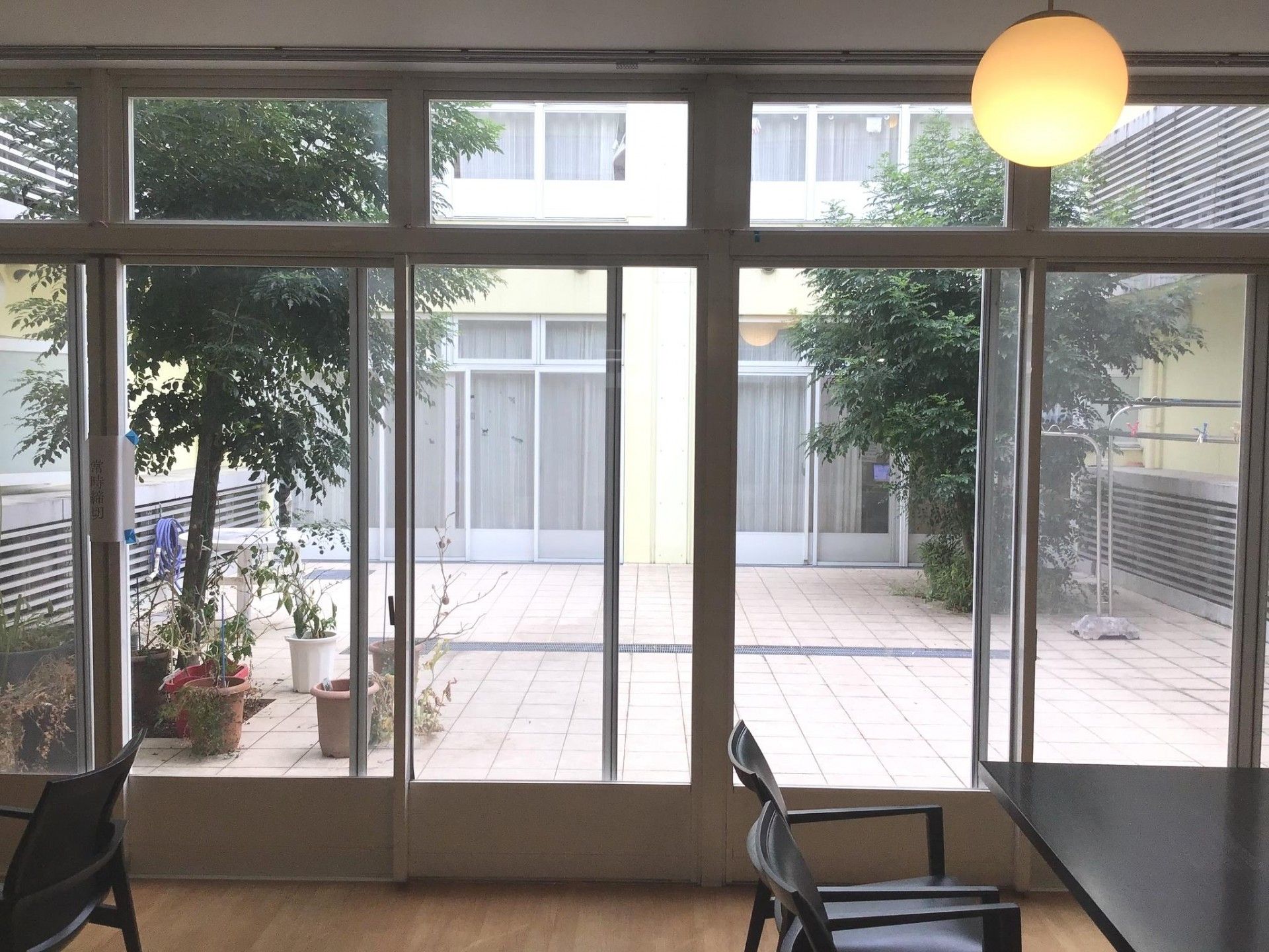 明るい中庭の眺め