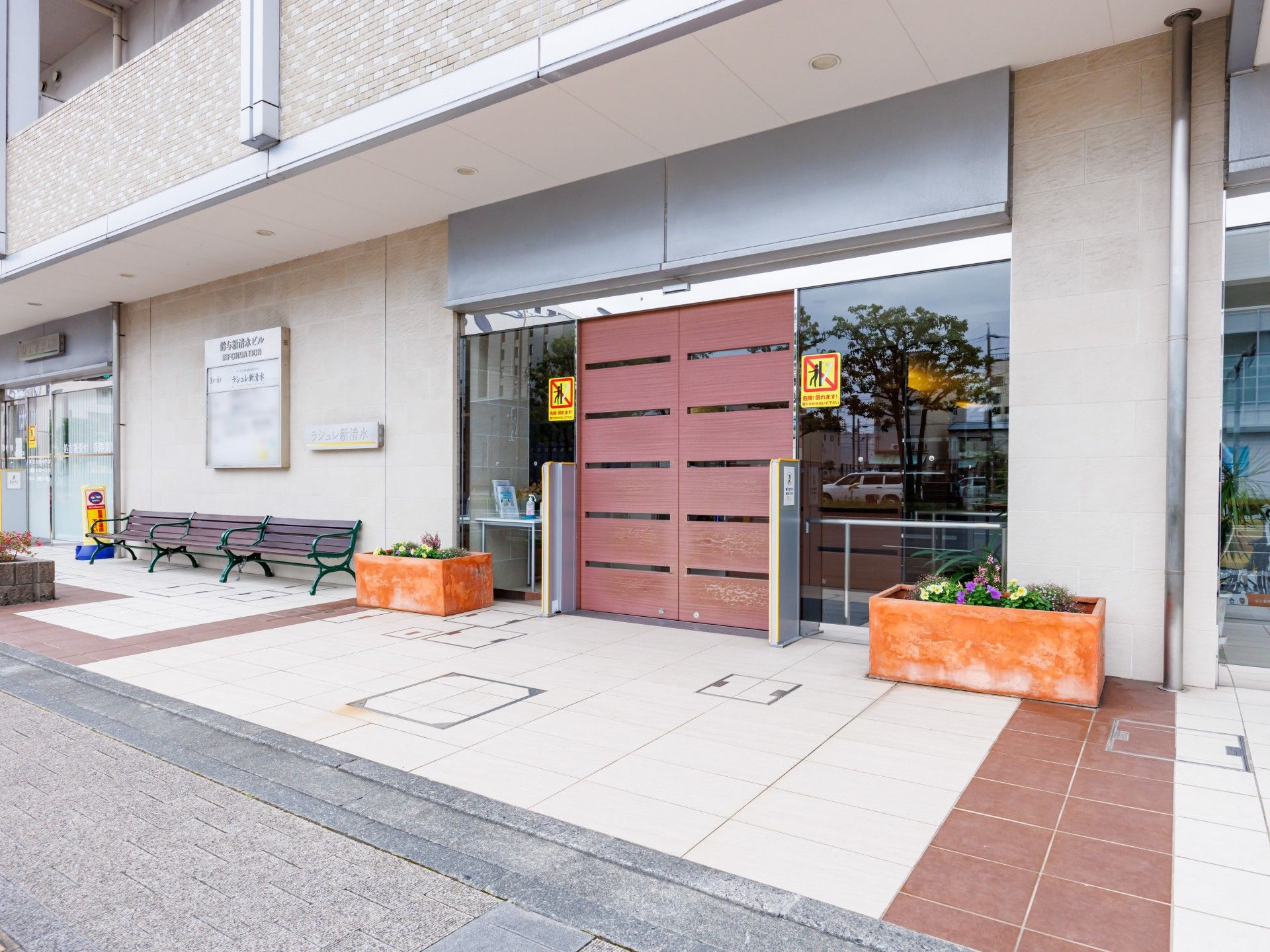 広いエントランス