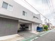 段差が排除された、車椅子の方でも楽に入館できる施設の外観