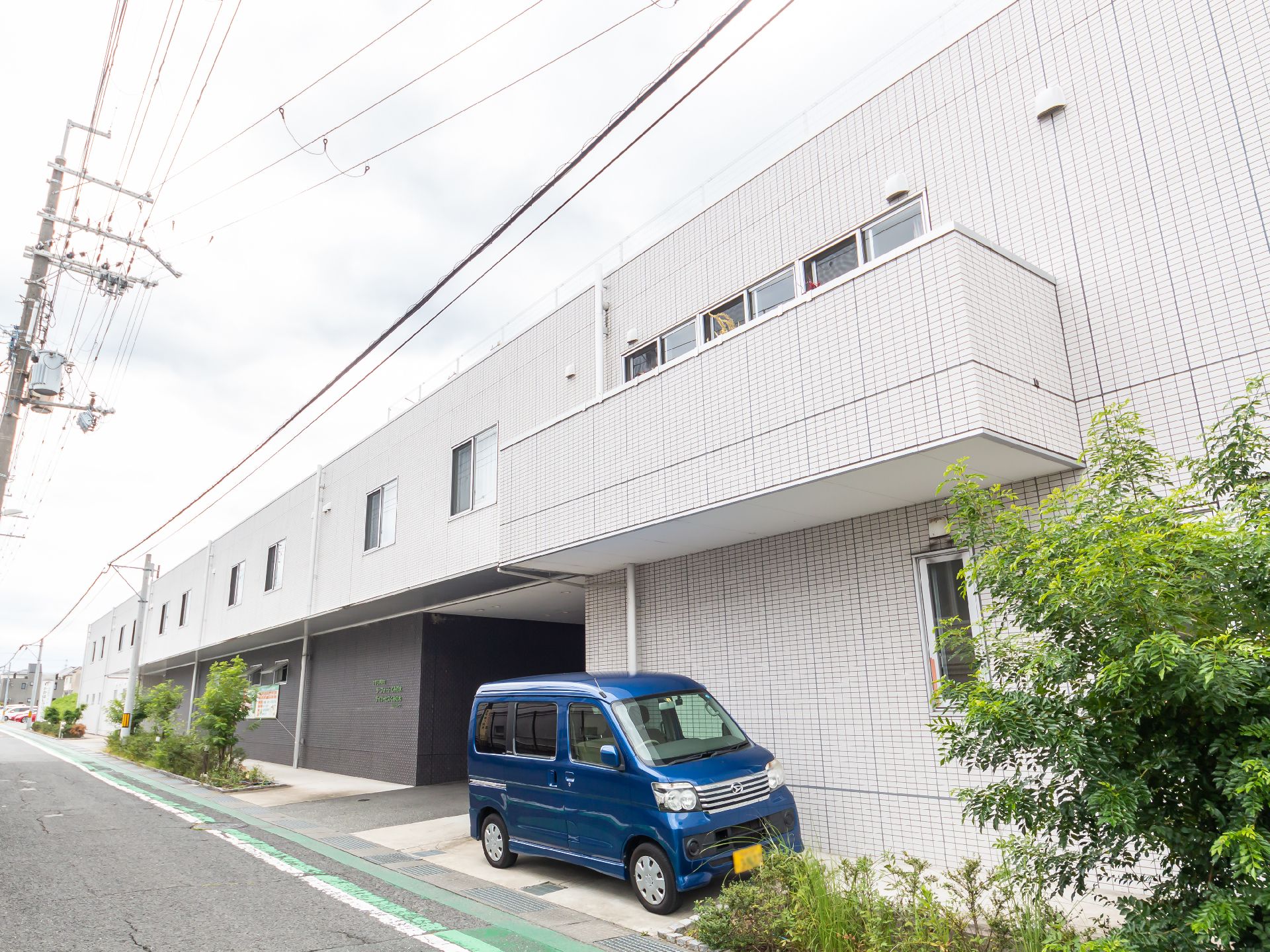近隣に駐車場が設置されている施設全体の外観