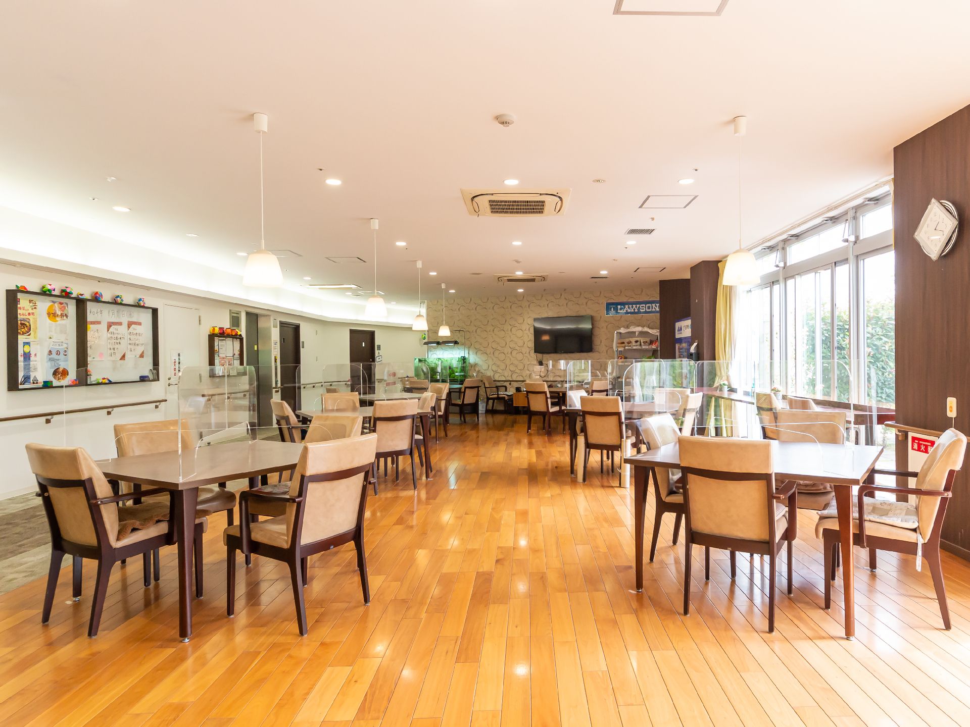 椅子やテーブルが設置され、趣味やコミュニケーションなどで利用されている共有スペース