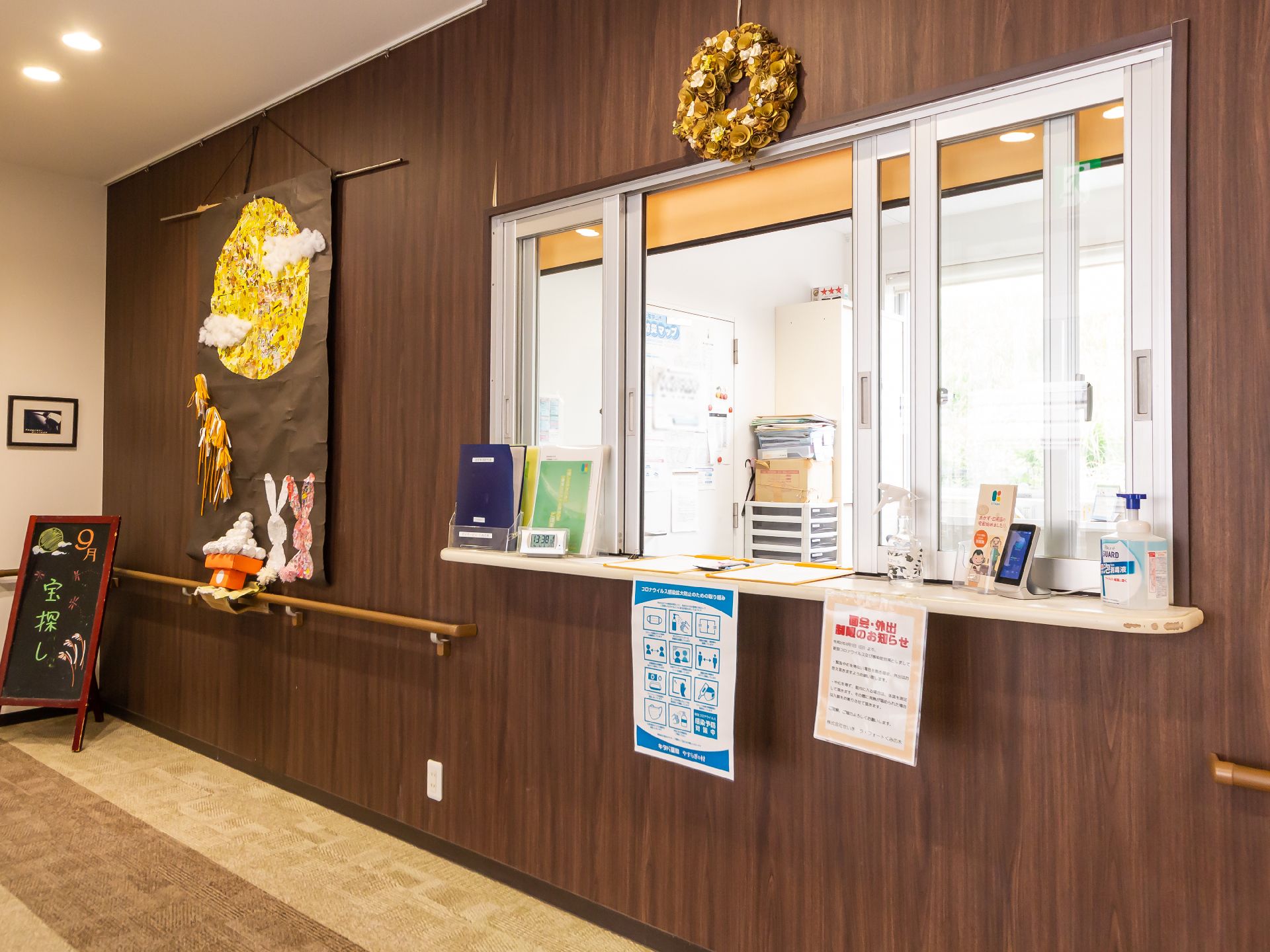 来館者や入居者への対応を行っている受付