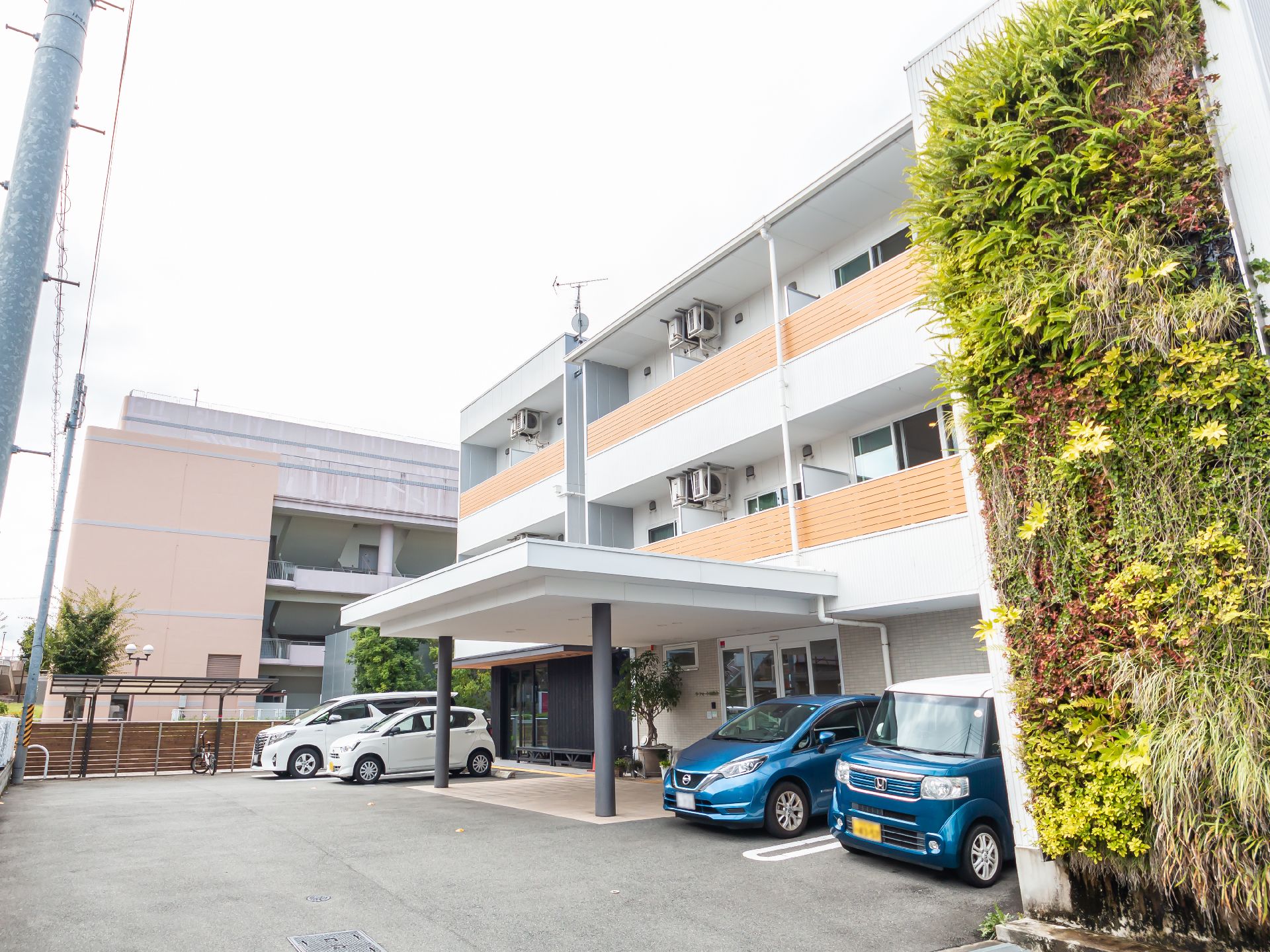 駐車場から撮影した介護施設の外観