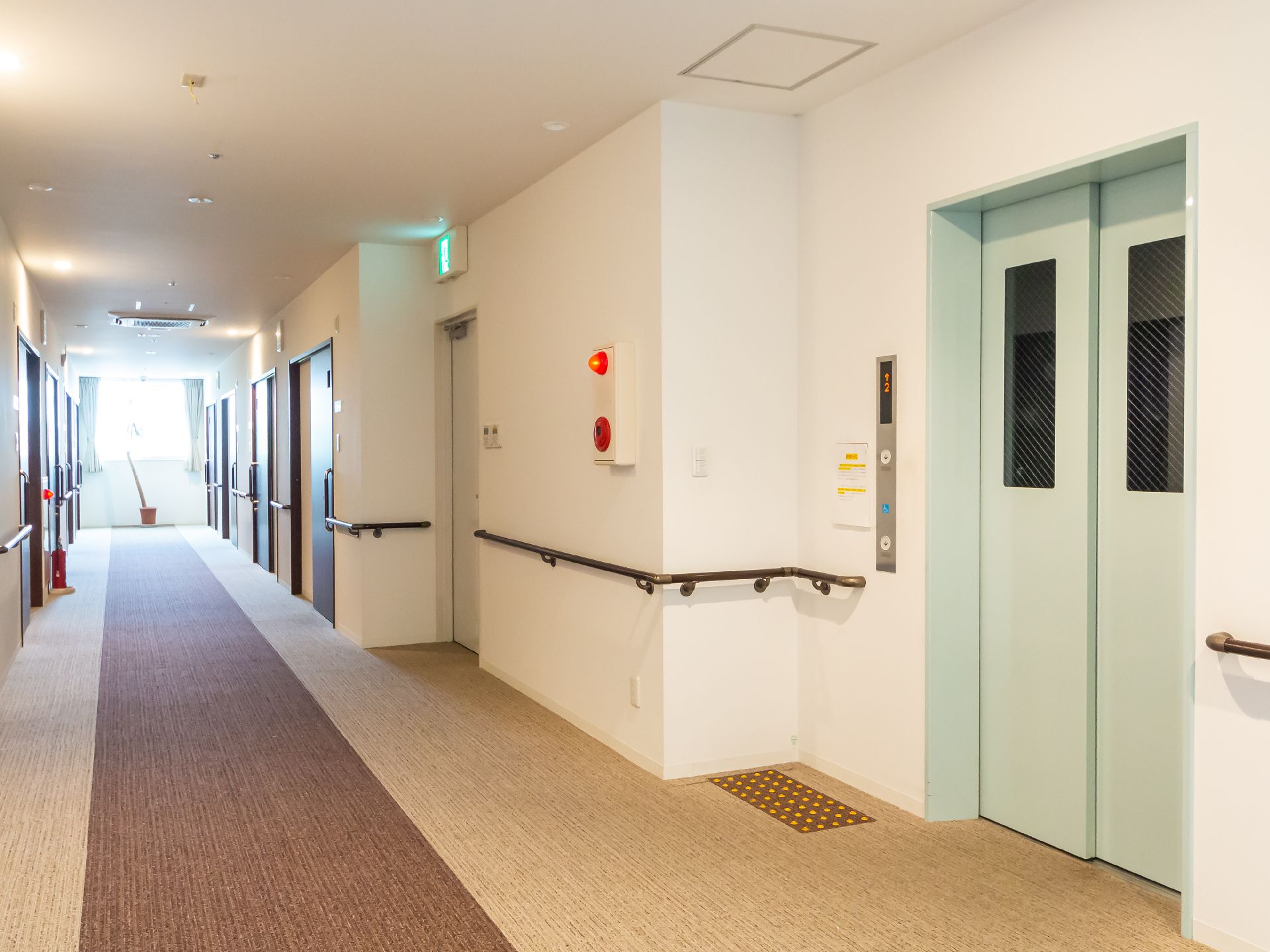 面積が広く取られ、手すりが設置されているエレベーター