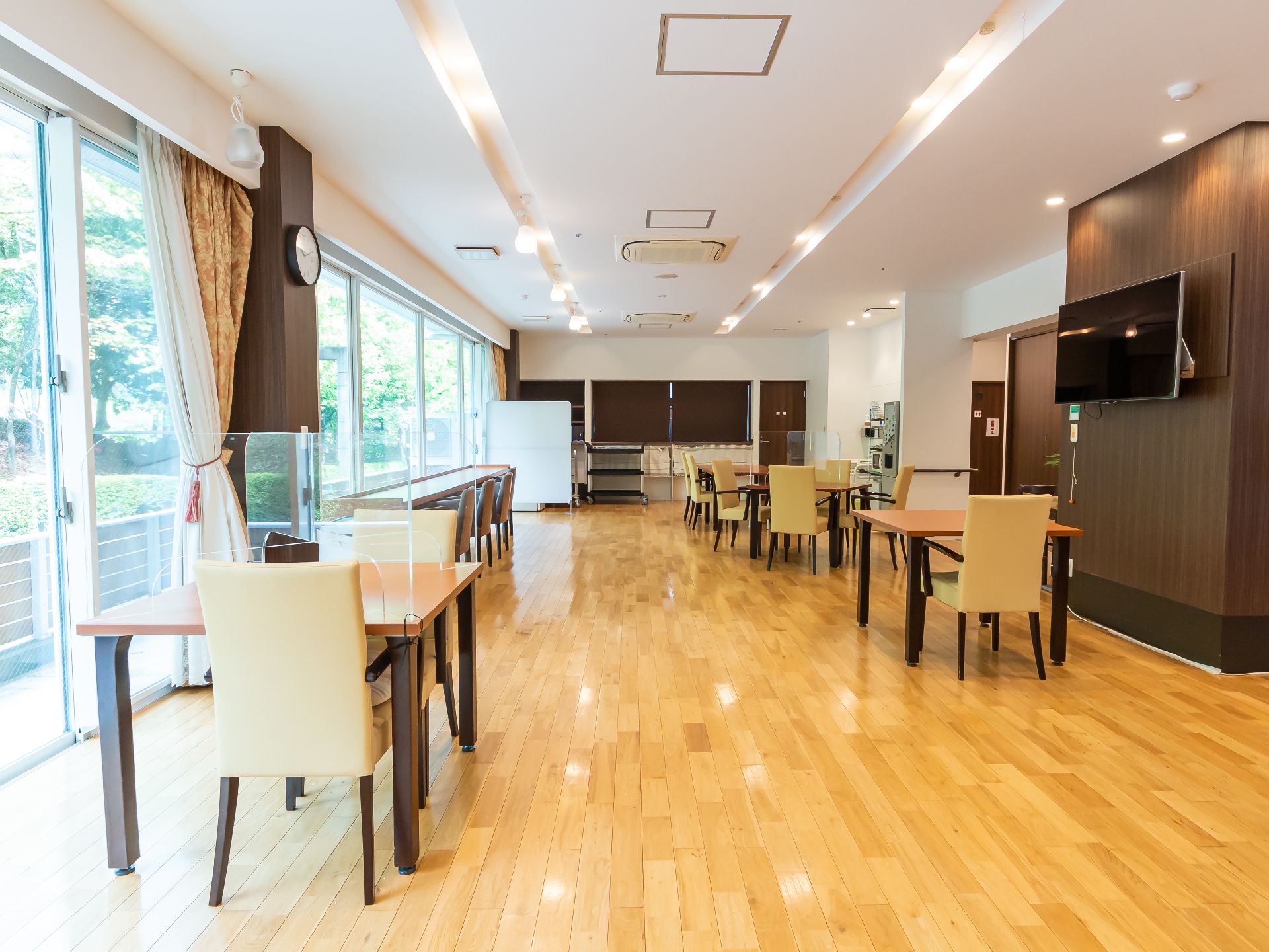 テレビや椅子があるので、入居者が快適に過ごすことが可能な共有スペース