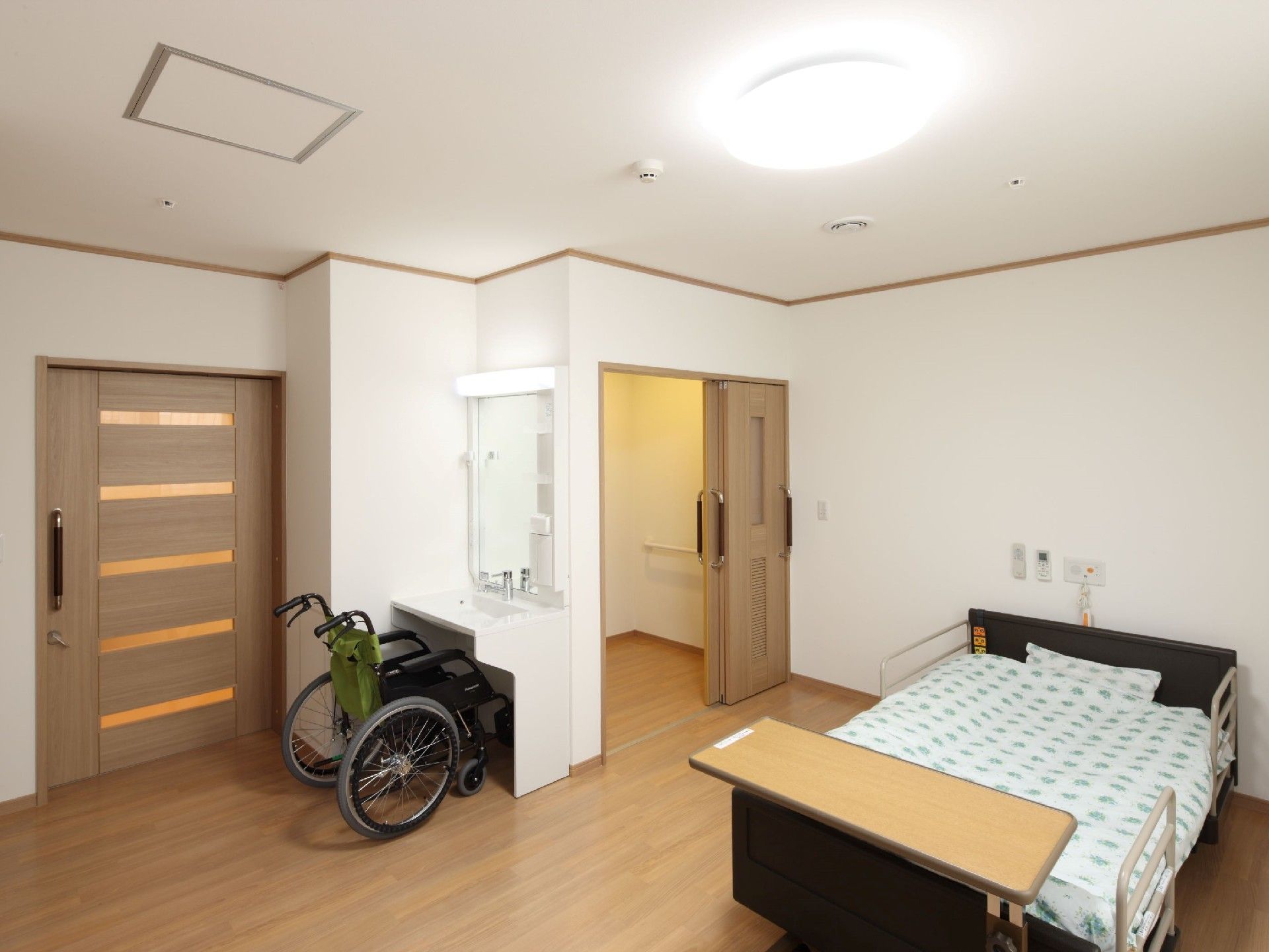 屋外の車いす対応のトイレや洗面所が付いたフローリングの居室には緊急通報装置も付いている。