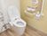 トイレの便座左側に、ペーパーホルダーが２つ付いている。腹部あたりの位置に出すことができる、バーがある。