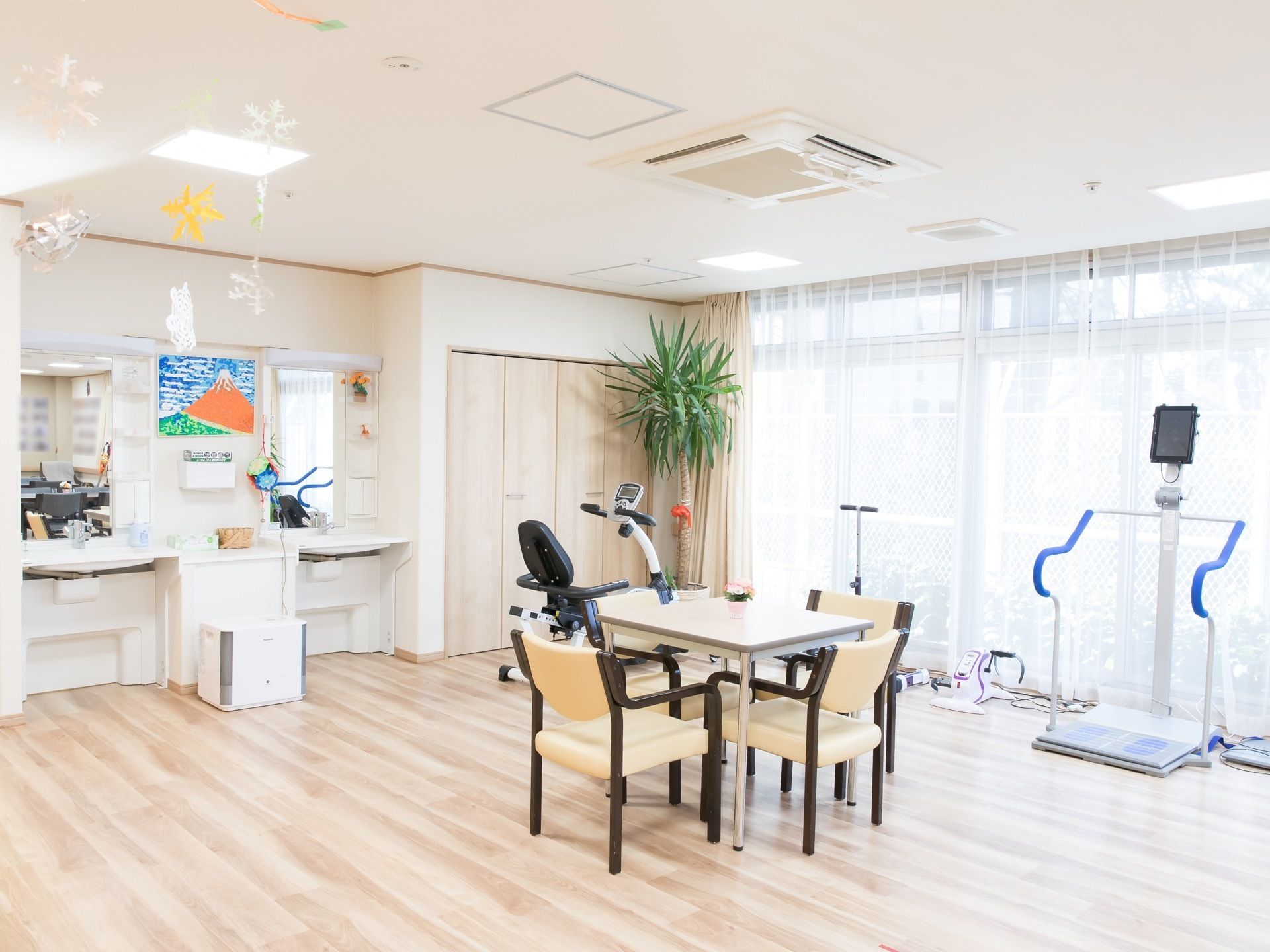 入居者様が複数名でご利用なさる大部屋には、共用の運動器具が設置してある。窓際で窓に向かって、歩行訓練を行なうなどして、足腰が鍛えられる。