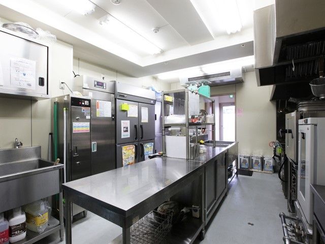 本格的な厨房はステンレス製で清潔にたもたれており、プロ仕様の調理器具がたくさん置かれている。