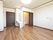 大きな引き戸が付いたトイレと洗面所が付いた居室。壁には緊急通報装置も付いている。