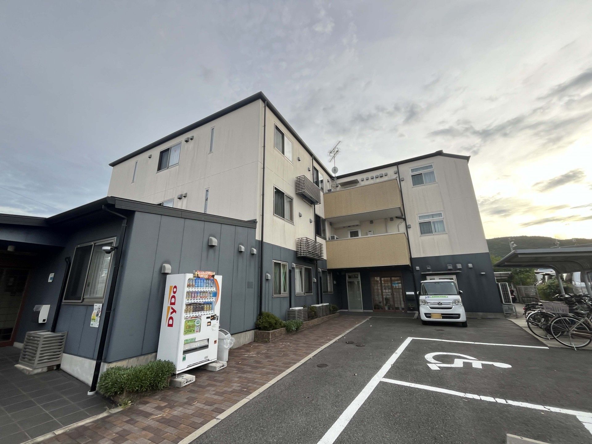 ゆったりとした外観の建物