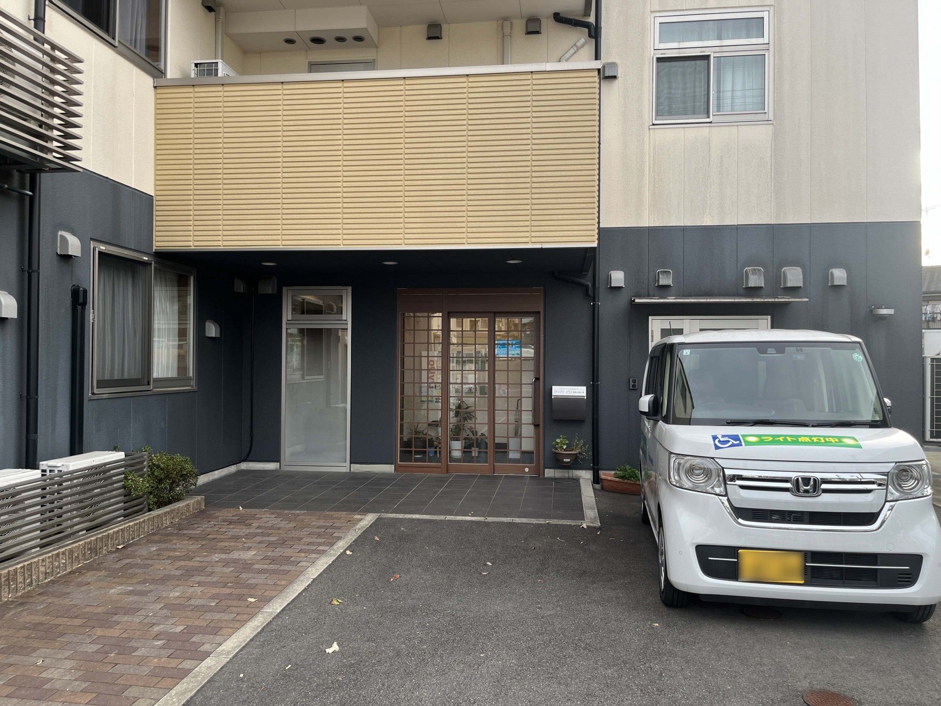 入口と駐車スペース