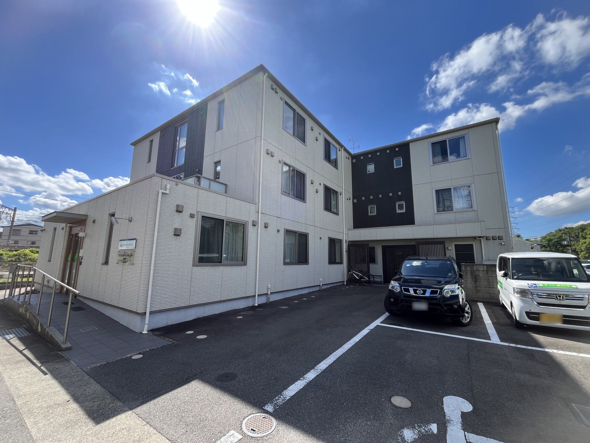 明るい日差しの建物外観