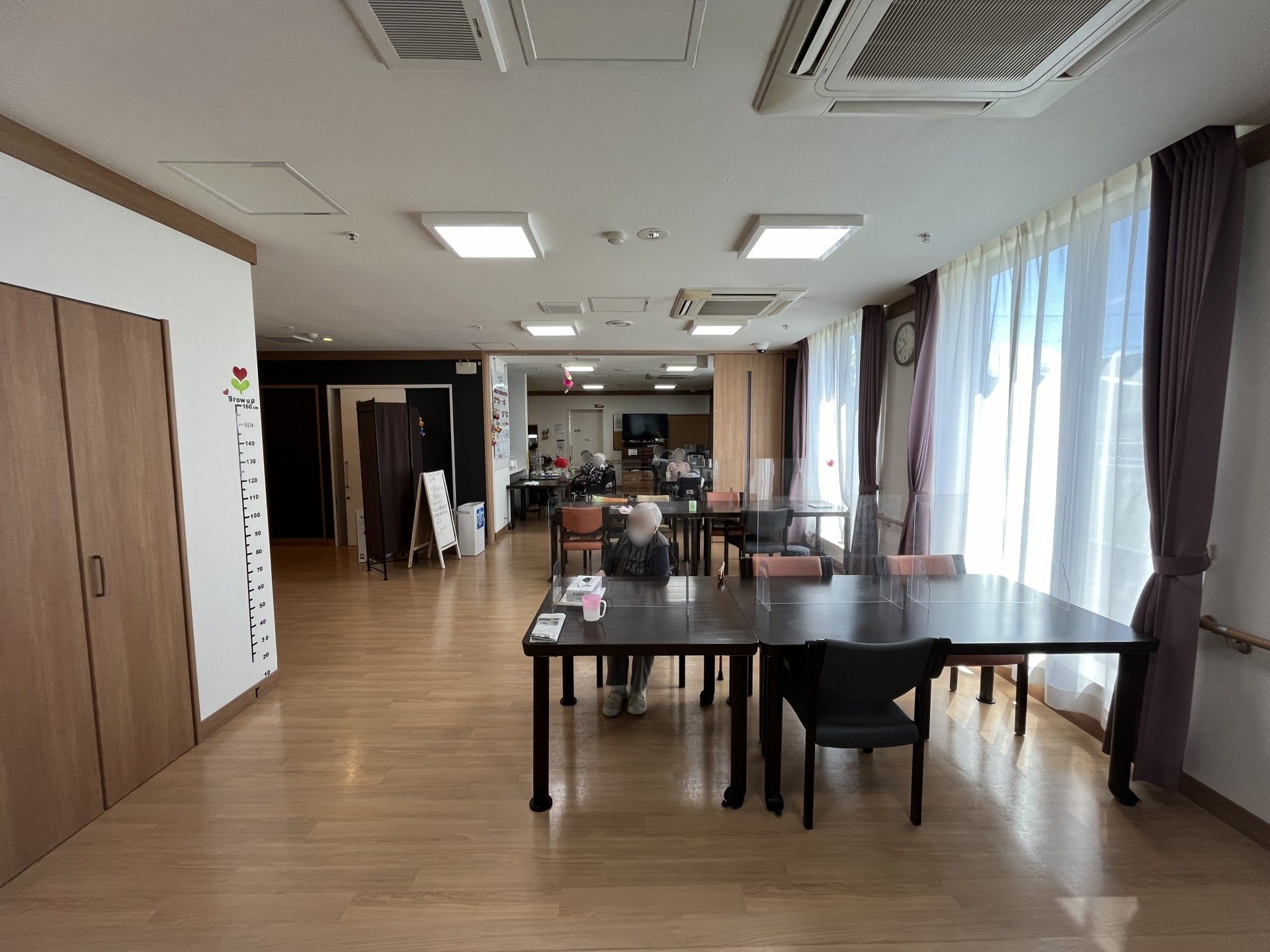 引き戸が付いたトイレは広く、壁には複数の手すりと呼び出しボタンが付いている。