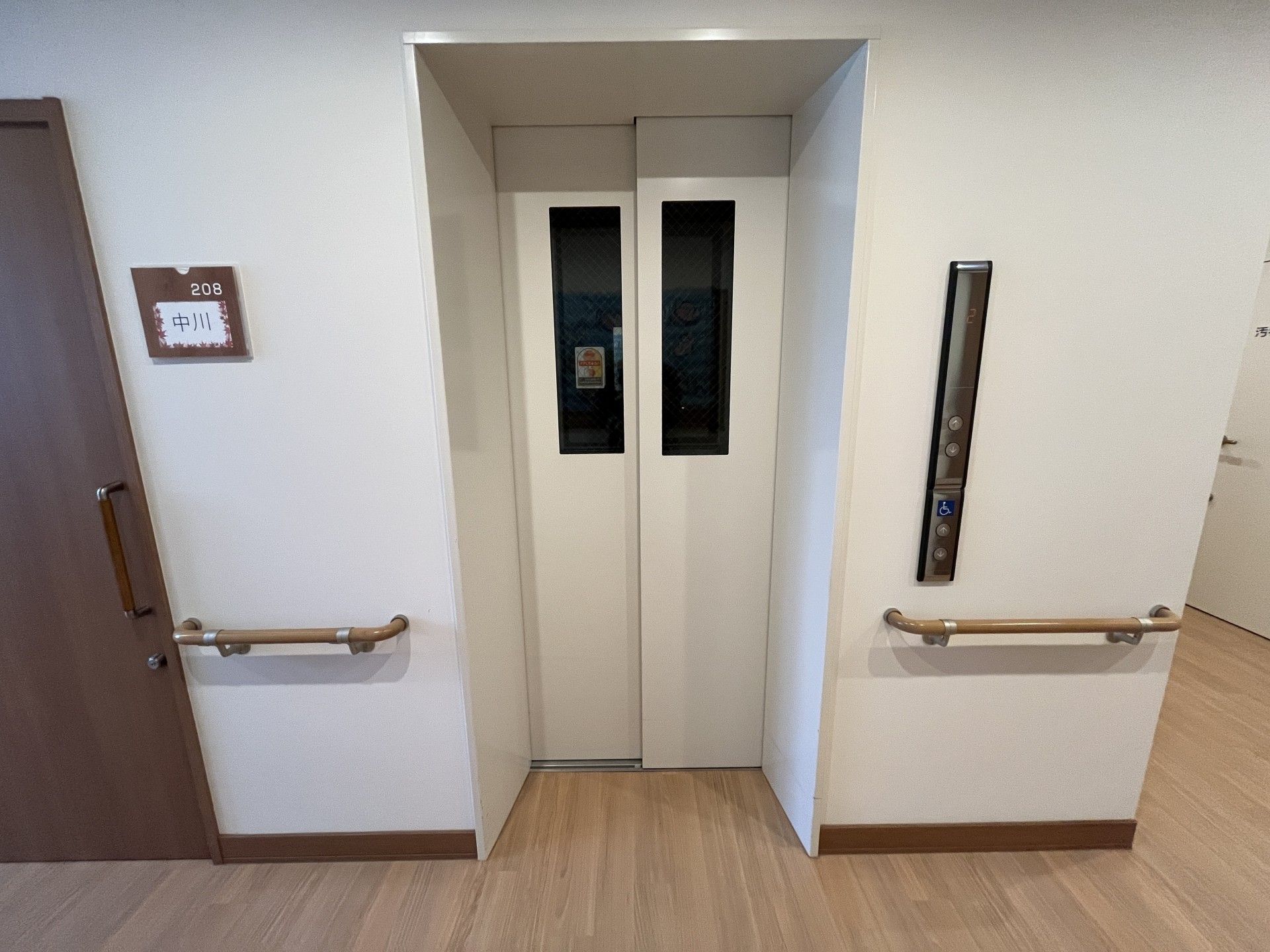 バリアフリーのエレベーター前