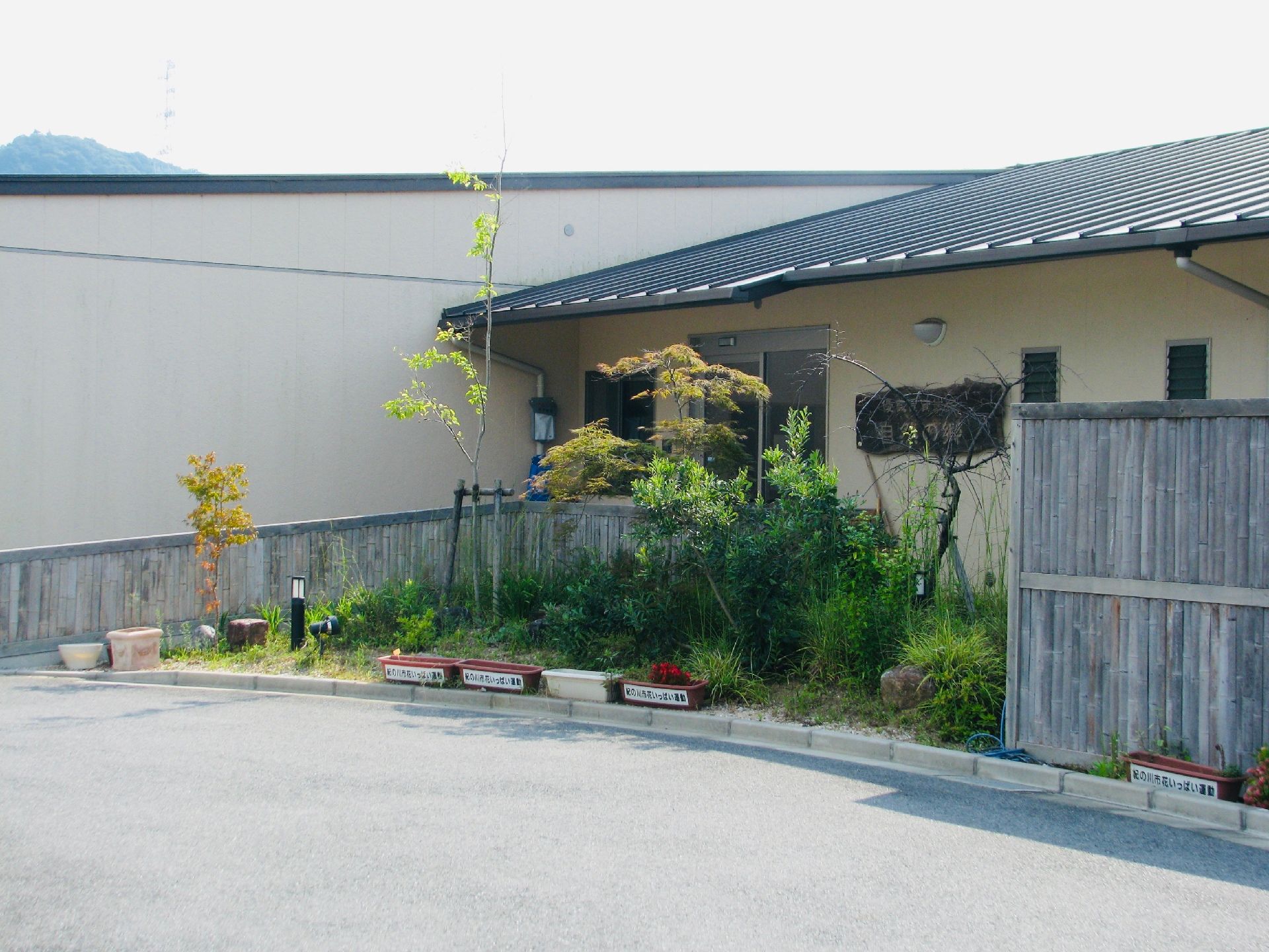 車椅子に乗った高齢男性と介助をする女性