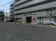 円形に広がる建物のエントランス