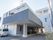 施設の外壁は青色が基調になっており、３階建てである。玄関までの通路には段差がなく、安全に移動することができる。