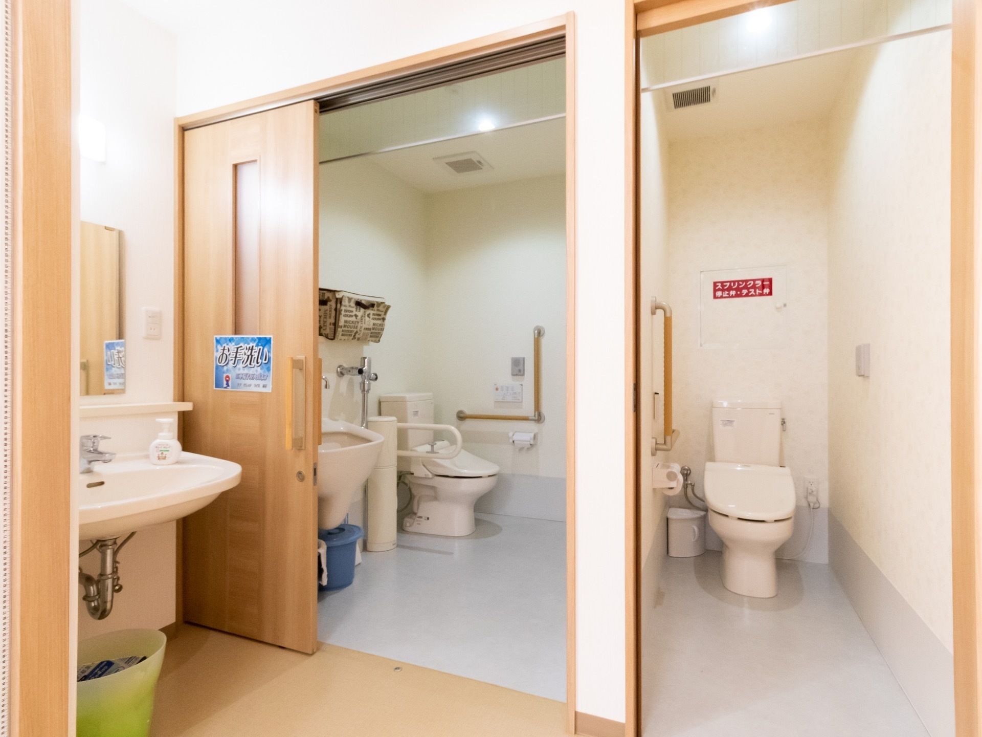 トイレは２タイプ用意されており、片側は車椅子や歩行器をご利用の方がゆったり使うことのできる広々とした個室になっている。