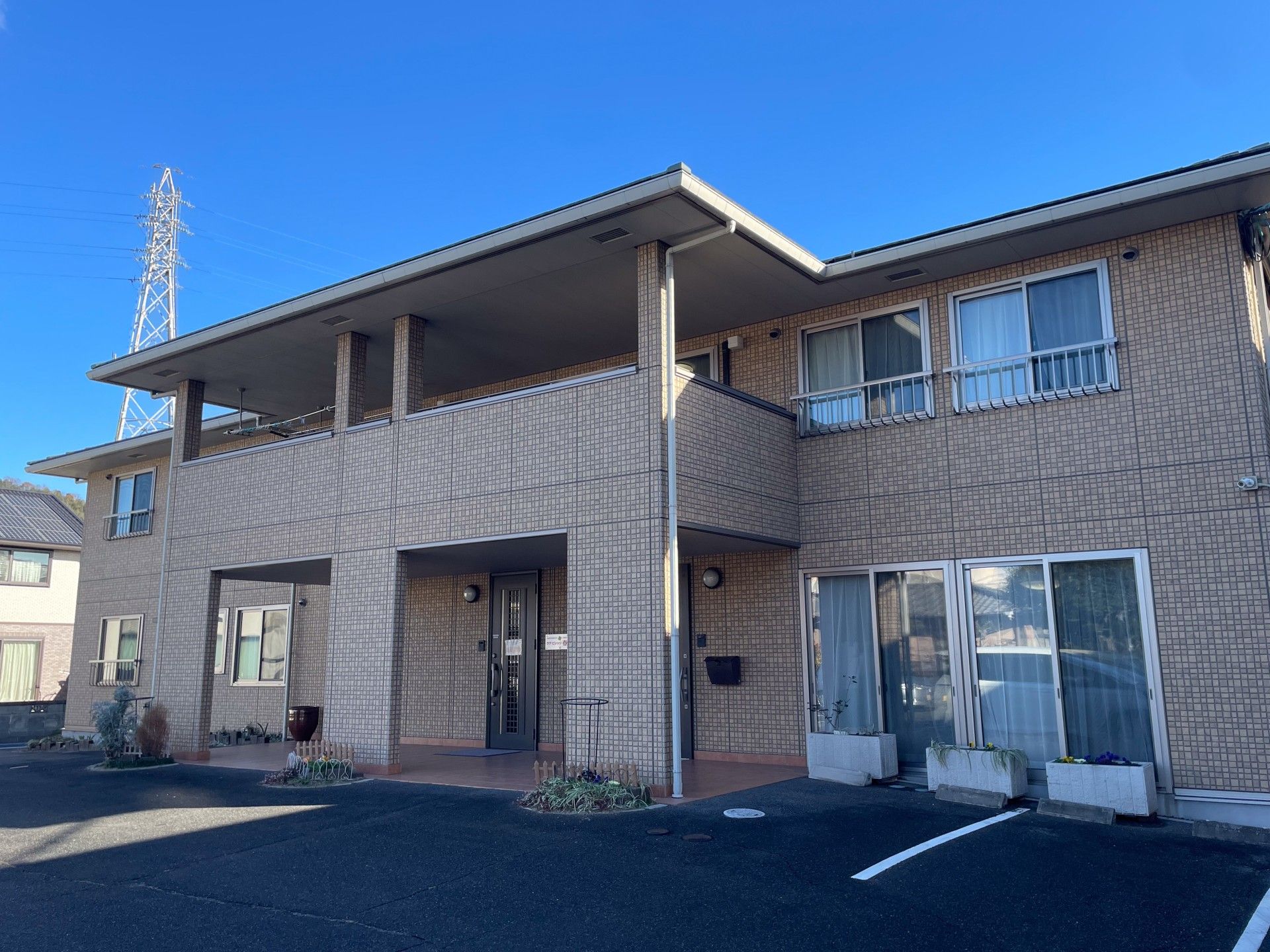 落ち着いた外観の建物