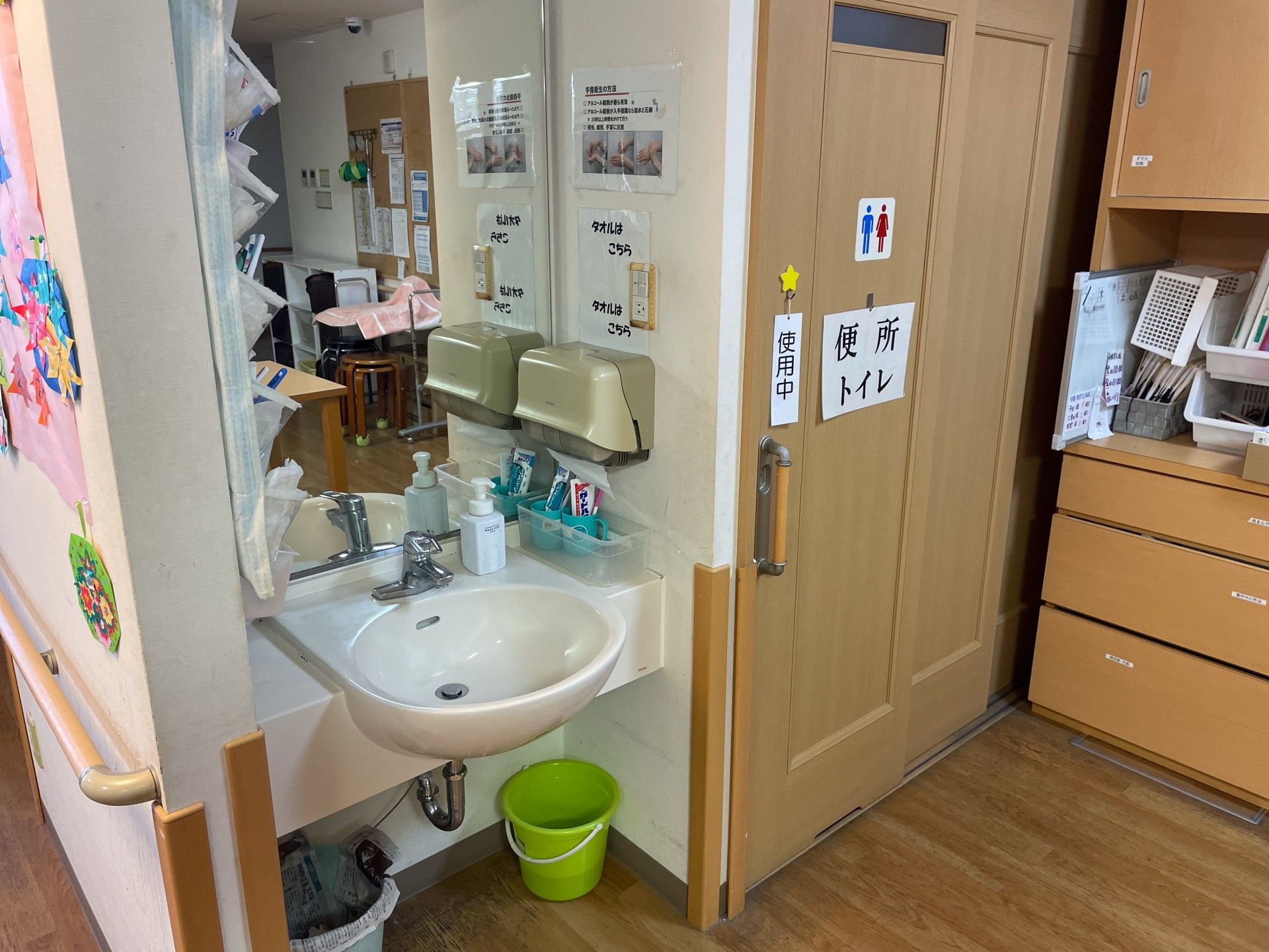 洗面台とトイレの入口