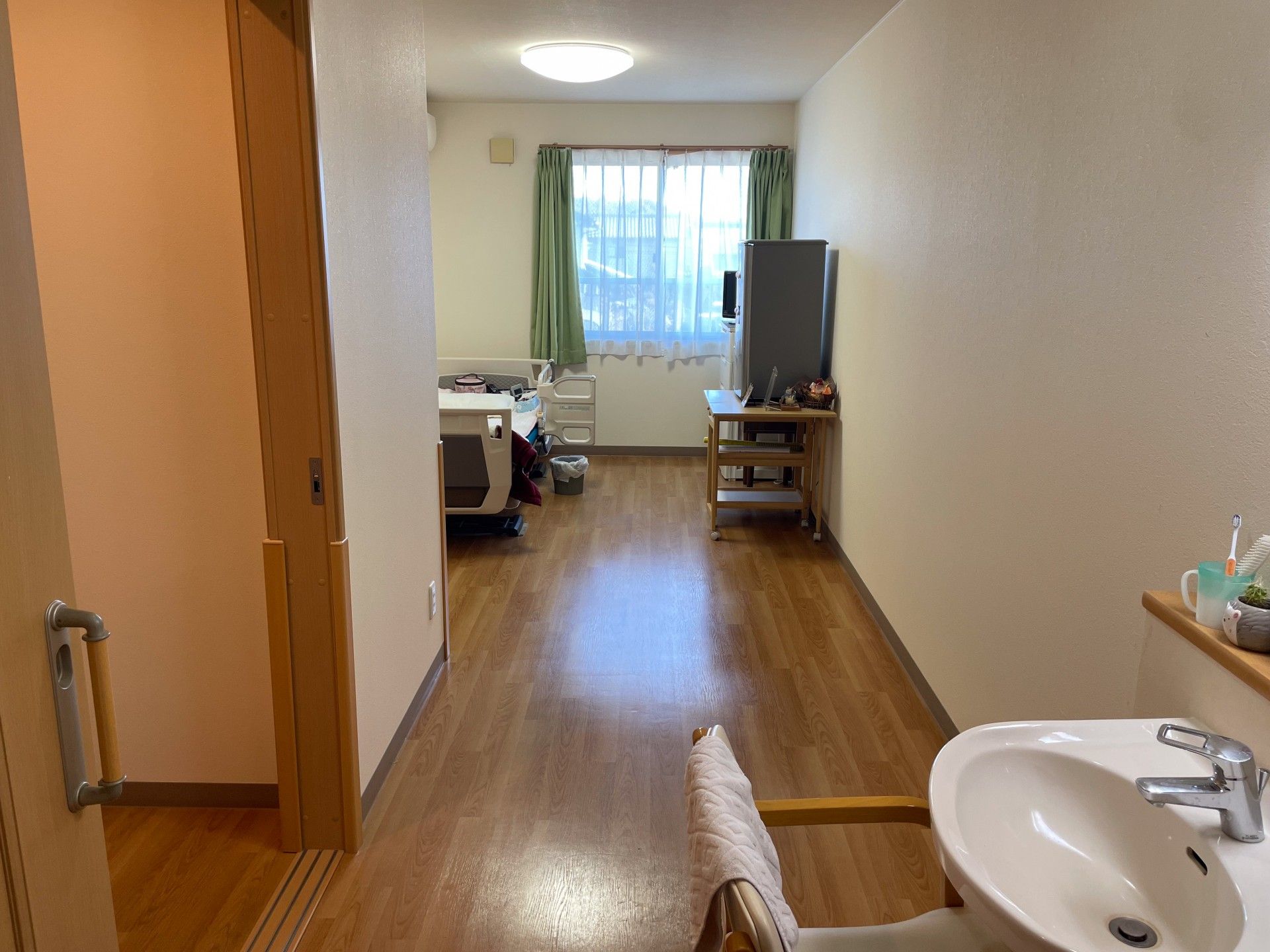 明るい個室の内部
