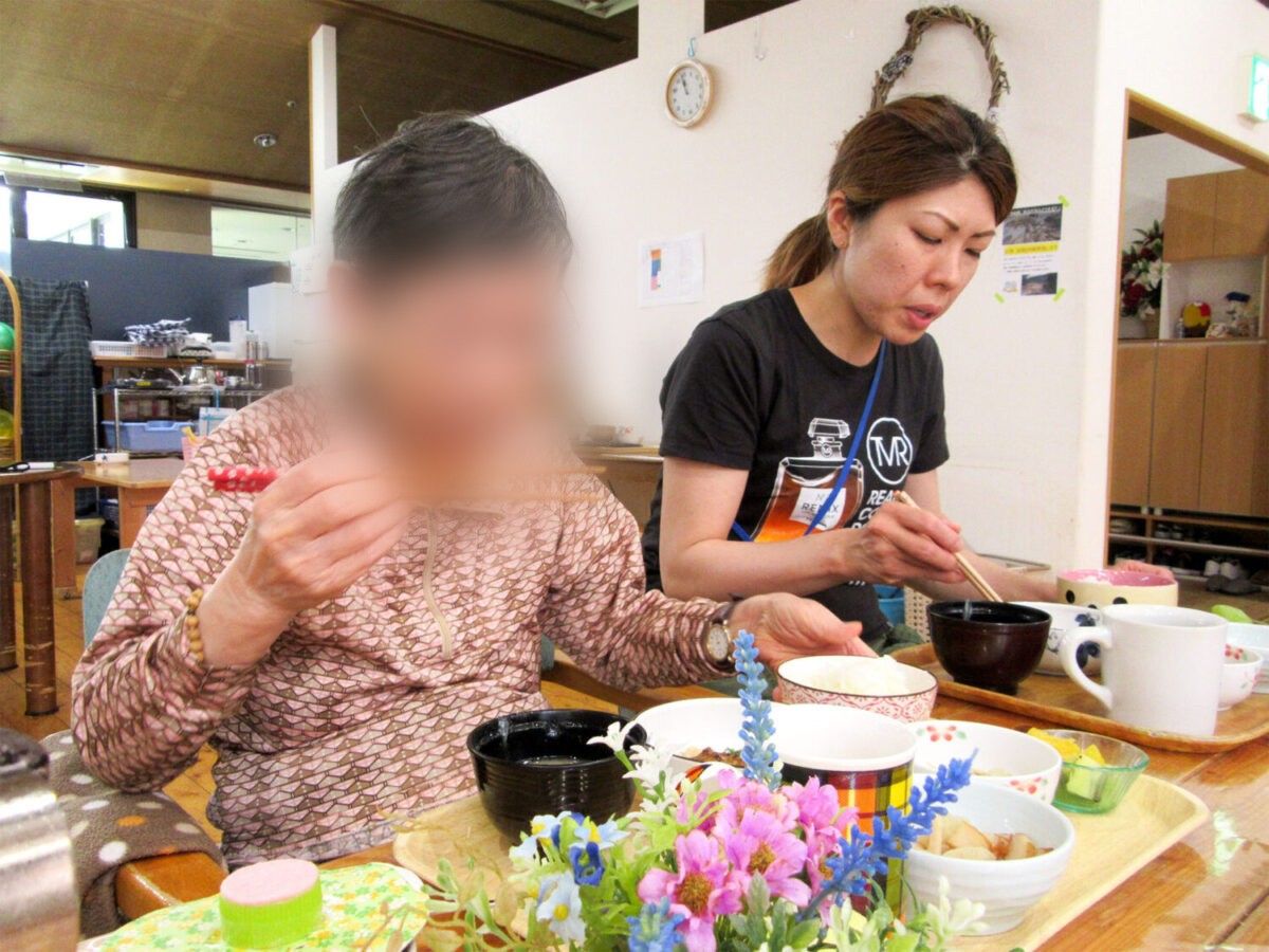 食事を楽しむ様子