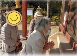 お参りをする様子