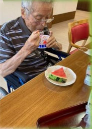 食事を楽しむ男性