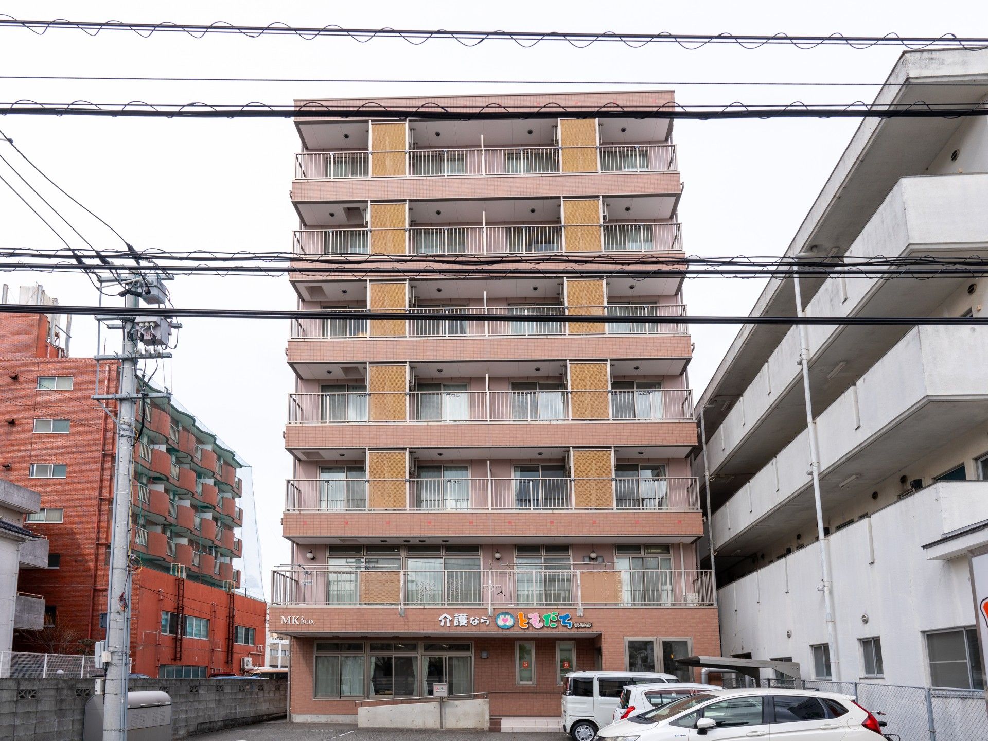 明るく清潔な外観