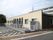外観は、一階建てで屋根がフラットな四角い建物である。壁面は、面によって色を変え淡い黄色系と濃い赤茶系になっている。