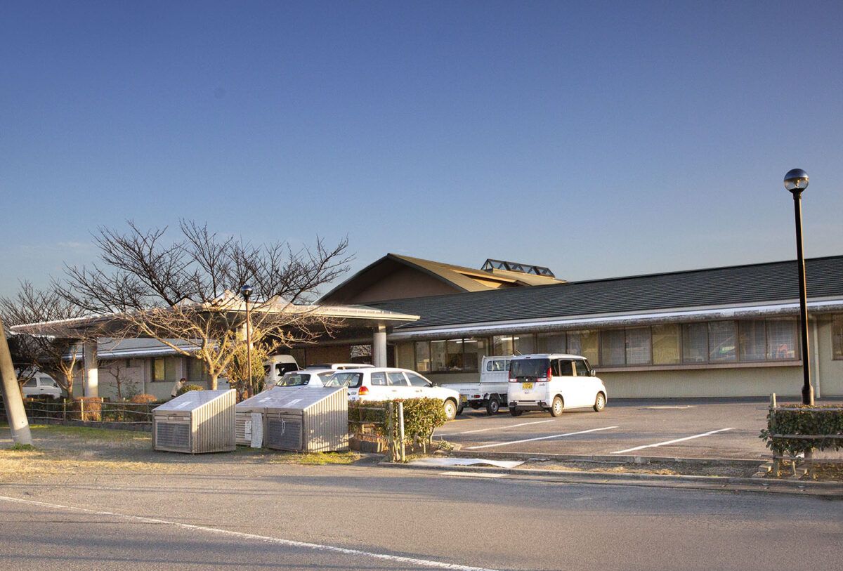 広々とした駐車場の施設