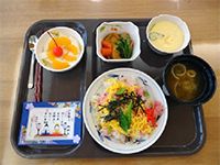 デザートが付いた、ちらし寿司と煮物と茶碗や味噌汁のセット