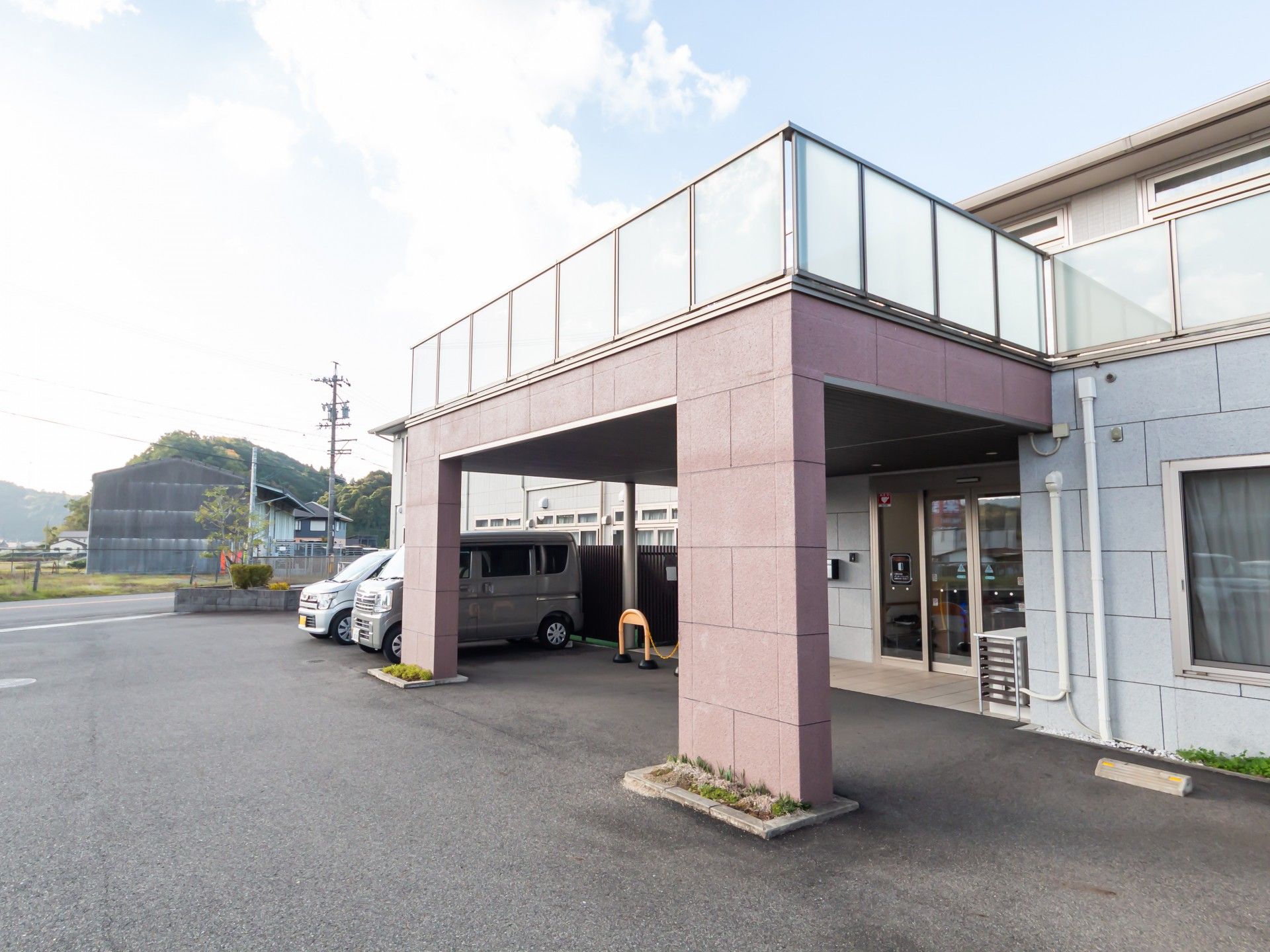 車寄せのある建物の入口