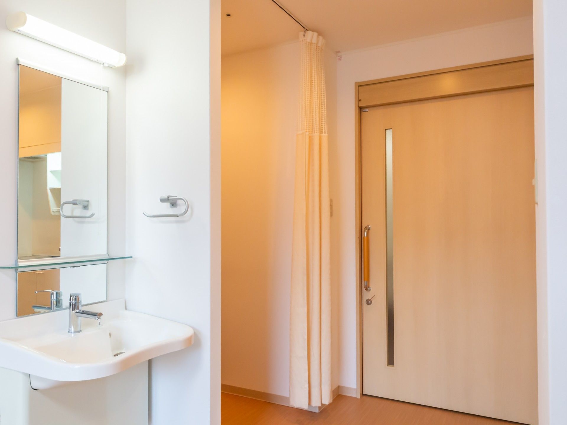 洗面台と引き戸の空間