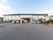 広い駐車場の建物外観