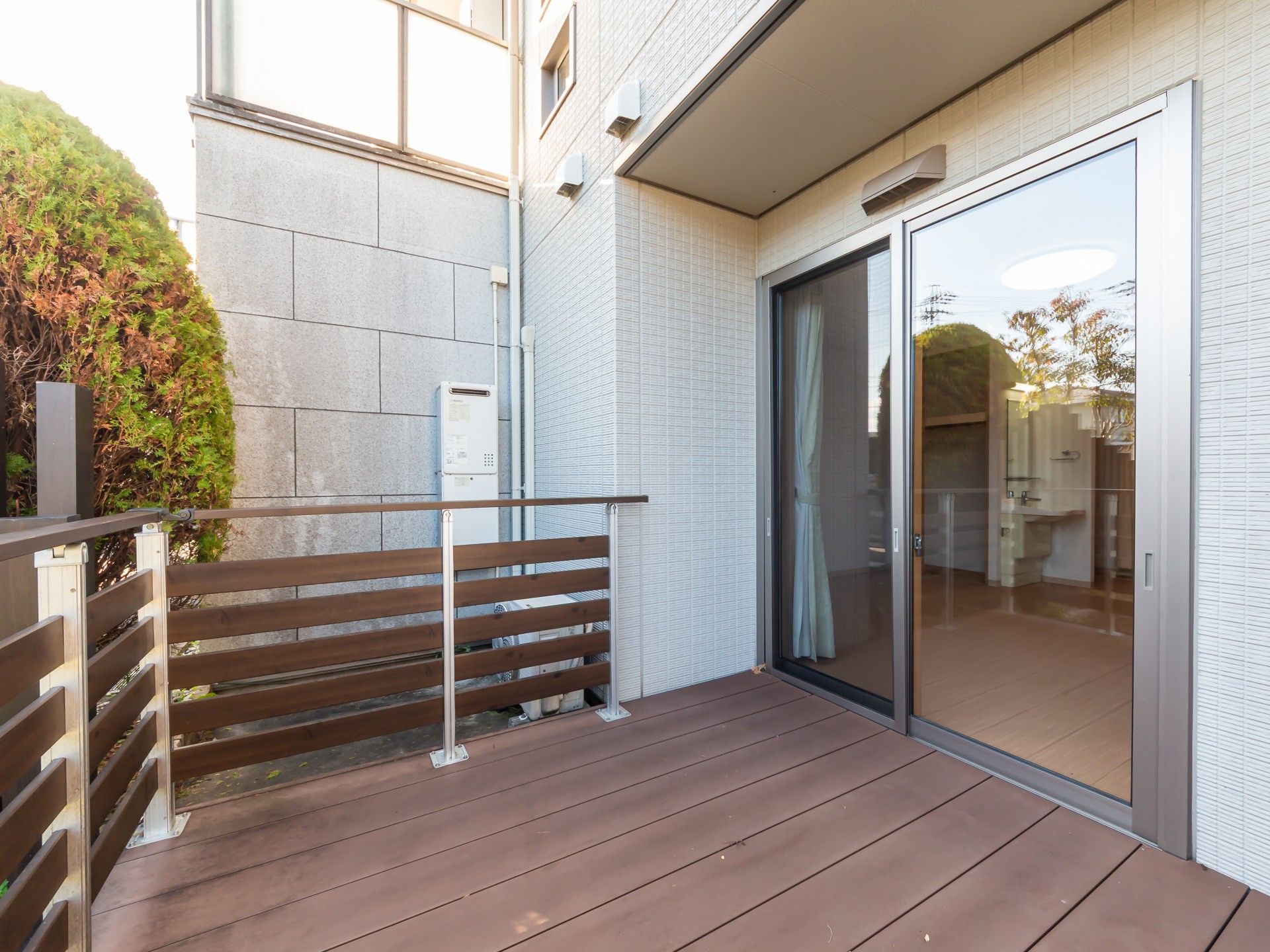 開放的なウッドデッキ