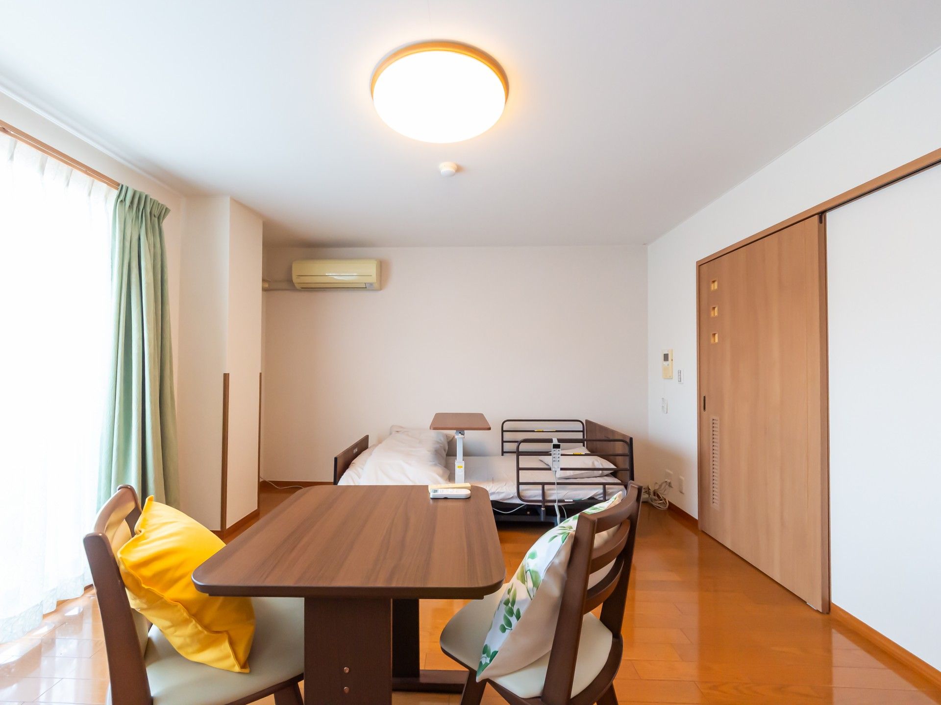 明るい個室の様子