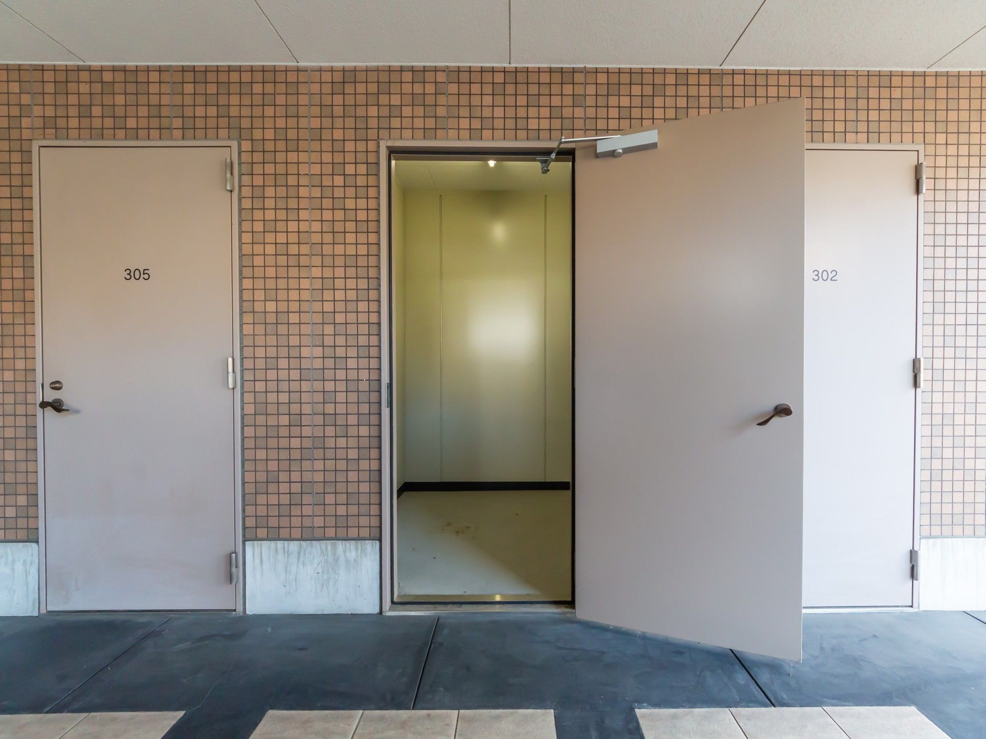 開いたドアの廊下