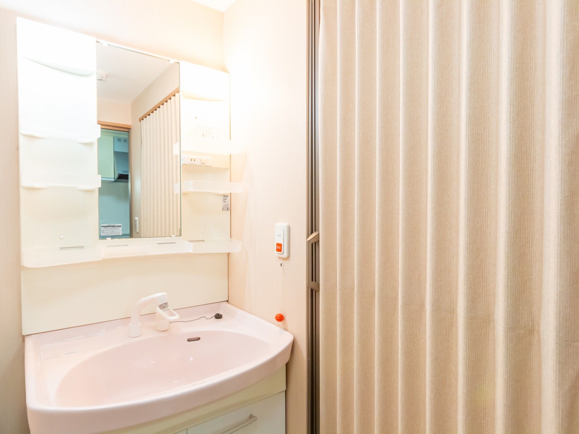 洗面台とカーテン