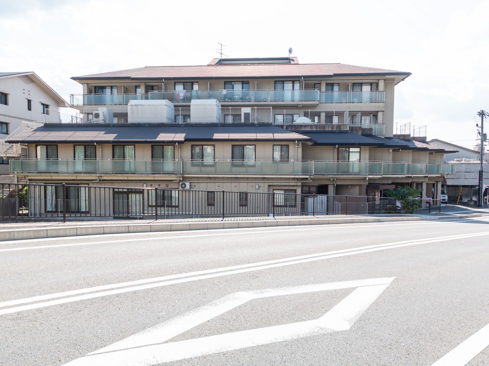 落ち着いた外観の建物