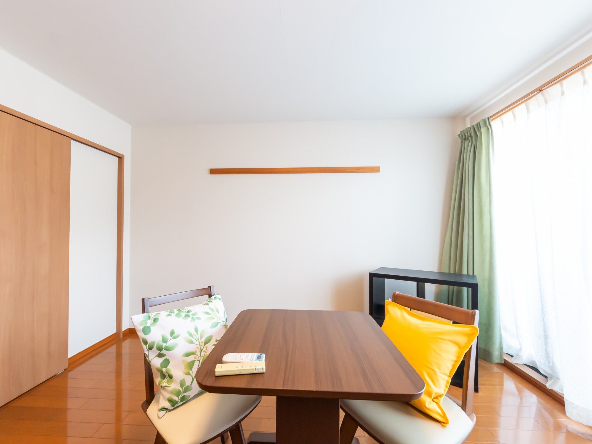 明るい部屋のテーブル