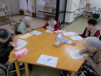 テーブルで活動する様子