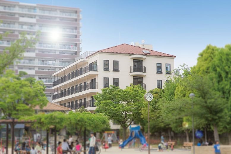 緑に囲まれた建物
