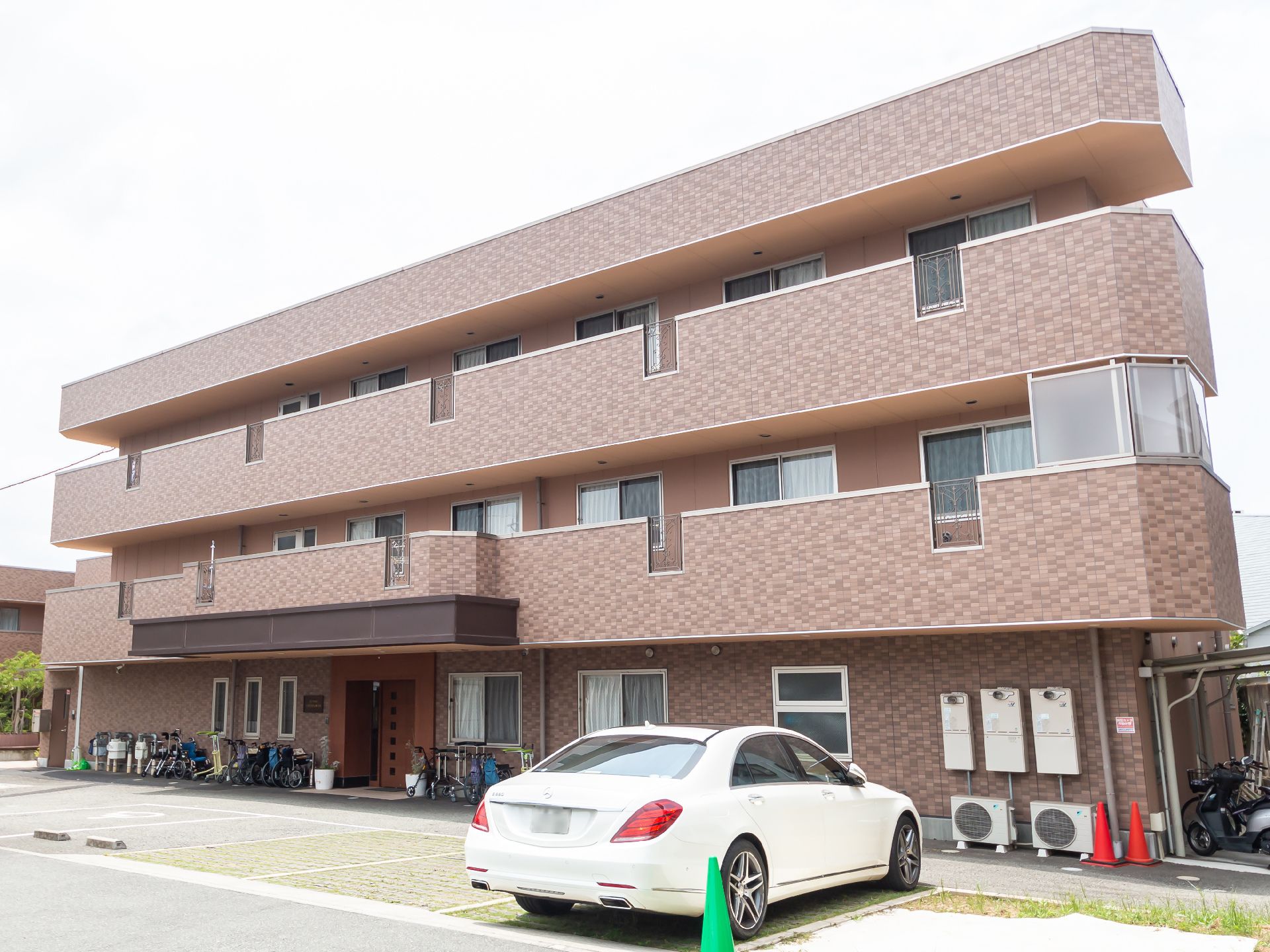 広い駐車場が隣接している介護施設